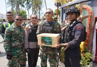 Danrem 163/Wira Satya Brigjen TNI Choirul Anam saat memberikan bingkisan personel pengamanan Tahun Baru 2023