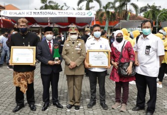 Bupati Malang, H. M. Sanusi, raih penghargaan sebagai Pembina Kesehatan dan Keselamatan Kerja (K3) Terbaik V Tingkat Provinsi Jawa Timur (Jatim) Tahun 2022