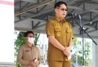 Wakil Wali Kota Bitung, Hengky Honandar, saat memimpin apel pagi