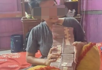 Wanita Pegang Segepok Uang, Diduga Istri Panitia Perades Plosorejo