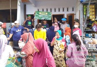 Remaja Islam Gondanglegi (RISGO) menggelar kegiatan grebek pasar minyak goreng satu harga