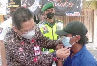 Pj Sekda Trenggalek, Dr. Andriyanto, SH., M.Kes, saat melakukan Operasi Yustisi bersama tiga pilar, di Jl Mayjend Sungkono, Kamis (17/2/2022) (Foto: Hardi Rangga, klikwarta.com).