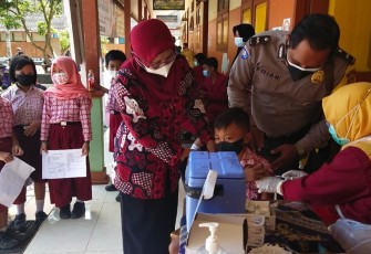 Vaksinasi anak di SD Negeri 1 Rejosari, Kecamatan Gondang, Tulungagung