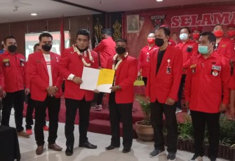 Penyerahan SK oleh Ketua PBB DPD Jatim kepada Ketua PBB DPC Malang Raya