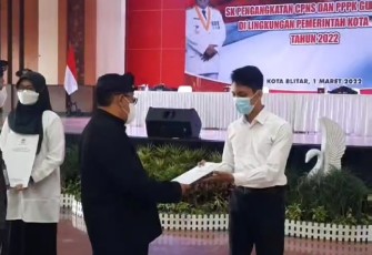 Walikota Santoso Saat Serahkan SK CPNS dan PPPK Guru ke Calon Pegawai