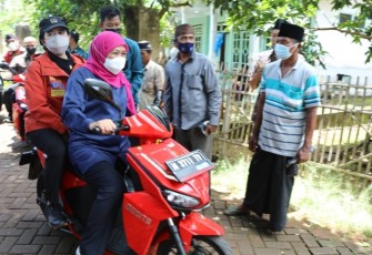 Gubernur Khofifah dan Ketua DPR RI Puan Maharani, berboncengan sepeda motor matic berkeliling pulau oksigen. (Foto: Diskominfo Jatim)