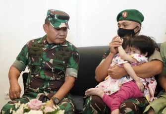 Perasaan Haru Serda Fredrik, Putri Kembar Siamnya Dijenguk Kasad