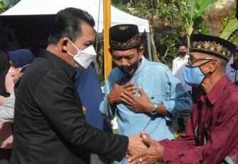Gubernur Kepri, saat menyerahkan bantuan kepada warga, Kampung Bulang, Senin (25/4/2022)