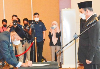 Gubernur Ansar Ahmad saat melantik Sekdaprov Kepri, Adi Prihantara, Selasa (26/4/2022)