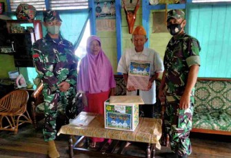 Kodim 1001/HSU-BLG berikan bingkisan lebaran untuk anggota LVRI. Selasa (26/4/2022)