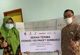 Perwakilan EMCL serahkan donasi sembako ke pemerintah Kecamatan Sambong dalam rangka Safari Ramadhan, Selasa (26/4/2022)