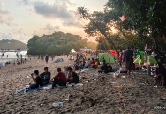Pengunjung wisata pantai Balekambang, Kabupaten Malang, Sabtu (7/5/2022)