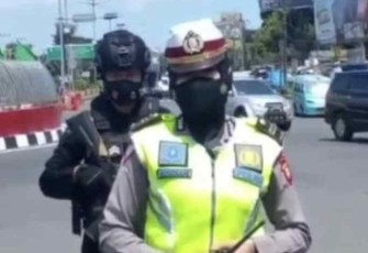 Iptu Rosdiani saat memberikan keterangan arus mudik di pos pam lebaran simpang 5. Makassar Sabtu (07/05/2022)