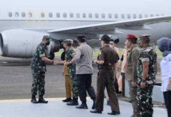 Pangdam Hasanuddin sambut kedatangan Kasau di lanud Sultan Hasanuddin. Selasa (10/05/2022)