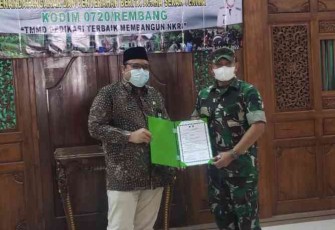 Serah terima berita acara program TMMD antara Wakil Bupati dan Dandim Rembang di rumah dinas bupati. Rabu (11/05/2022)