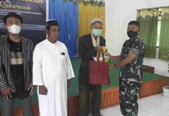 Kapten Arh Sutarmo usai pelantikan memberikan cenderamata kepada pengurus yang baru. Minggu (15/05/2022)
