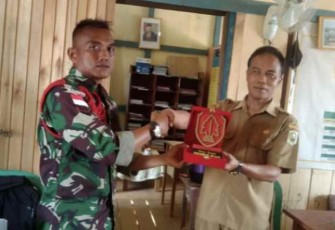 Sutejo S.Pd., menerima plakat cinderamata satgas Yonif 144/JY. Rabu (18/05/2022)