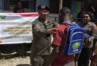 Satgas Damai Cartenz berikan alat tulis dan keperluan sekolah. Jum'at (20/05/2022)
