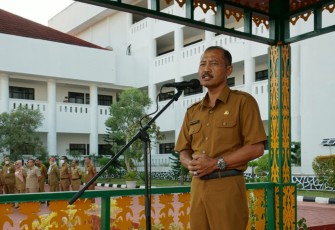 Sekdaprov Kepri, Adi Prihantara, saat memimpin Apel pagi, Senin (23/5/2022)