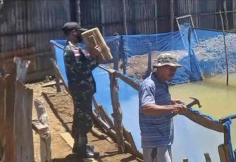 Perbaiki kolam ikan warga di perbatasan 