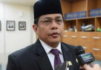 Saat memberikan keterangan mengenai mikrofon mati
