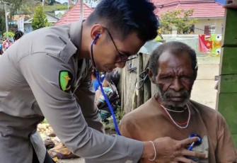 Tim medis memeriksa kesehatan warga Sugapa