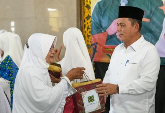 Gubernur Kepri, H.Ansar Ahmad, saat melepas keberangkatan calon jamaah haji, Kamis (26/5/2022).