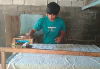 Keterangan foto : Pekerja sedang membuat batik di Wanabatik di Desa Sukatani, Kecamatan Wanasalam, Kabupaten Lebak – Banten, 28 Mei 2022.