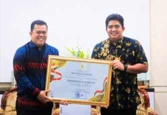 Plt Bupati Bintan, Roby Kurniawan dan Kadis PMDes, Roni Kartika.