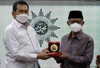 Jaksa Agung RI saat menerima cenderamata di gedung Pusat Dakwah Muhammadiyah Jakarta 