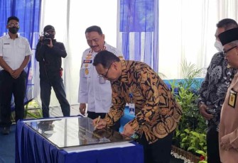 Dirjen Hubla saat menandatangani prasasti peresmian gedung baru KSOP Khusus Batam