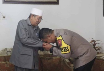 Kapolres Cilegon saat silaturahmi ke kediaman Ketua FKUB Kota Cilegon 