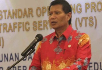 Direktur Kenavigasian saat membuka workshop penyusunan SOP VTS, SROP dan NAVTEX di Kota Makassar 