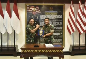 Pangkoarmada III bersama Danrem 173/PVB