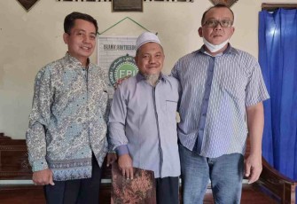 Ustadz Khozin (tengah) saat foto bersama di kediamannya