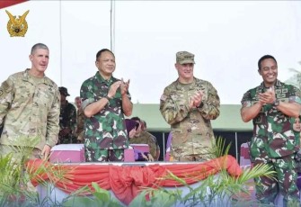 Kasau (tengah) saat menghadiri pembukaan Latmagab Super Garuda Shield 2022 di Batu Raja Sumsel