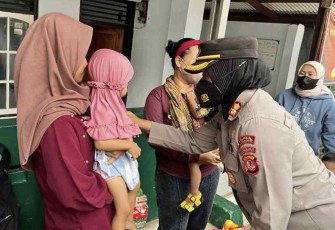 Kapolres Subang saat memberikan bantuan makanan tambahan balita