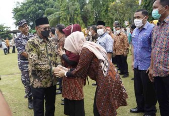 Walikota Cilegon Helldy saat memberikan ucapan selamat pejabat yang dilantik 