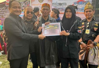 Ketua Komite 1 DPD RI Fachrul Razi saat memberikan santunan anak yatim dalam acara festival seni budaya di Serang