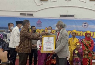 H Rahudman Harahap saat menerima penghargaan 