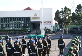 Upacara bendera hari senin di lapangan Korem 073/Mkt