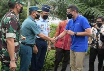 Danlanal Palembang Kolonel Laut (P) Widyo Sasangko saat menyambut Menparekraf Sandiaga Uno