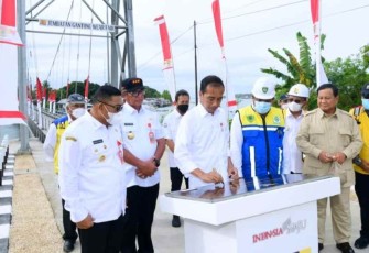 Presiden Joko Widodo saat meresmikan Jembatan Gantung Wear Fair di Kabupaten Maluku Tenggara 