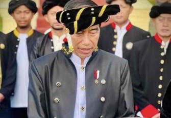 Presiden Joko Widodo saat memberikan keterangan pers usai menerima gelar adat kesultanan Ternate. Rabu (28/9)