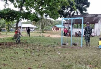 Bersihkan lingkungan Sekolah Paud TK Harapan