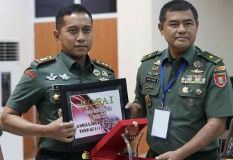 Kasdam VI Mlw Brigjen TNI Ibnu Bintang Setiawan saat memberikan hadiah LKJ TMMD Ke 114 ke Letkol Inf Jeffry Satria di Makodam. Kamis (29/9)