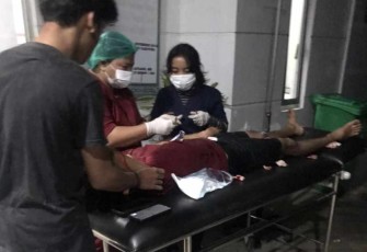 Warga mendapatkan perawatan intensif oleh tim medis setelah terdampak reruntuhan material dan bangunan yang ambruk oleh guncangan gempabumi M 6.0 di Kabupaten Tapanuli Utara, Sumatera Utara, Sabtu (1/10)