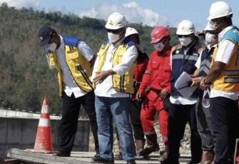 Menteri Basuki meninjau pembangunan bendungan Temef di Kupang NTT, Minggu (2/10)