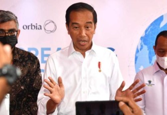 Presiden Joko Widodo menyampaikan keterangannya kepada awak media di Kawasan Industri Terpadu Batang (KITB), Kabupaten Batang, Provinsi Jawa Tengah, Senin, 3 Oktober 2022