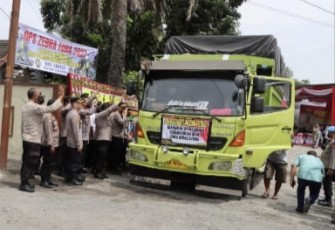 Kapolrestabes Medan Kombes Valentino Alfa Tatareda melepas bantuan untuk korban gempa bumi di kabupaten Tapanuli Utara. Kamis (6/10)